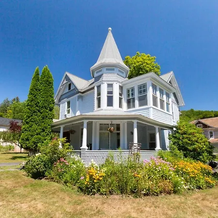 Streamside Victorian Vila
